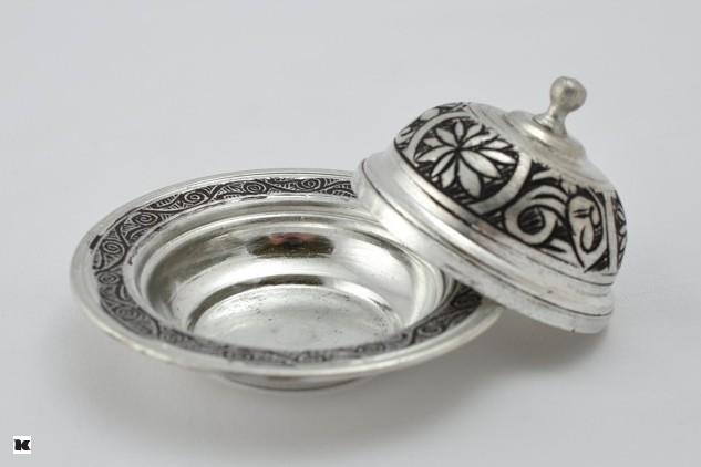 Cukřenka s rytinami v podobě květin