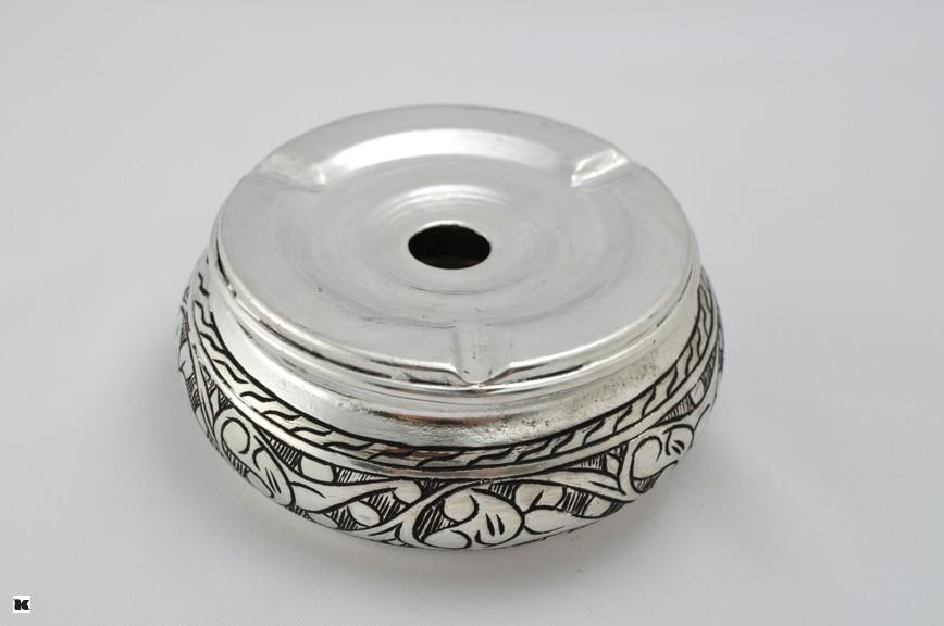 Popelník s rytinami v podobě květin