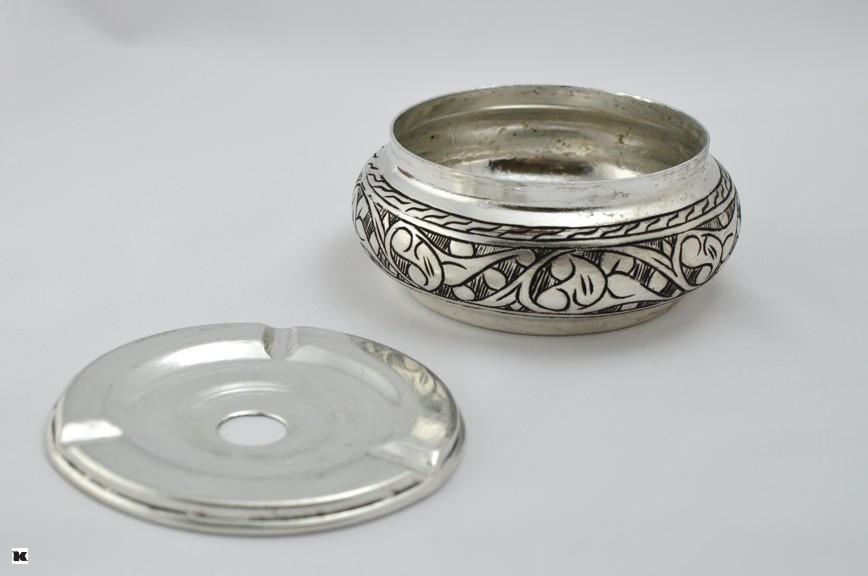 Popelník s rytinami v podobě květin