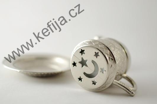 Rytinami zdobená sada v barvě jasného stříbra