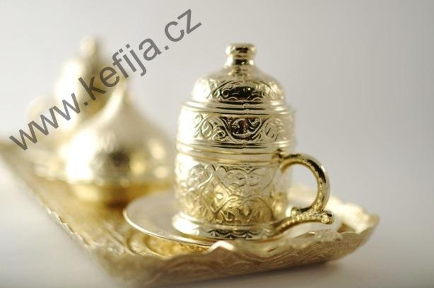 Rytinami zdobená sada v barvě zlata