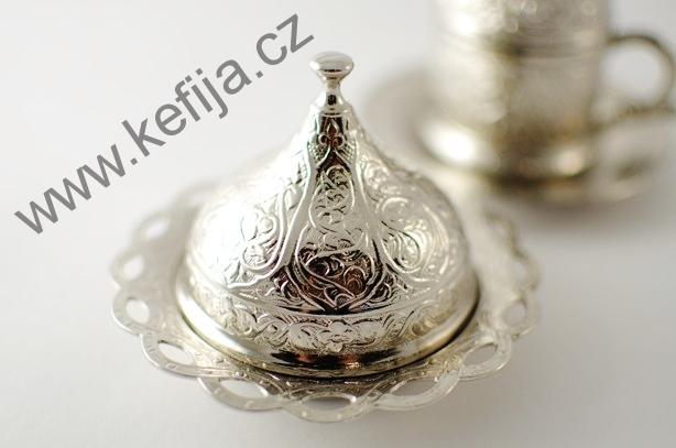 Rytinami zdobená sada v barvě jasného stříbra