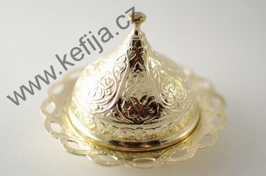 Rytinami zdobená sada v barvě zlata