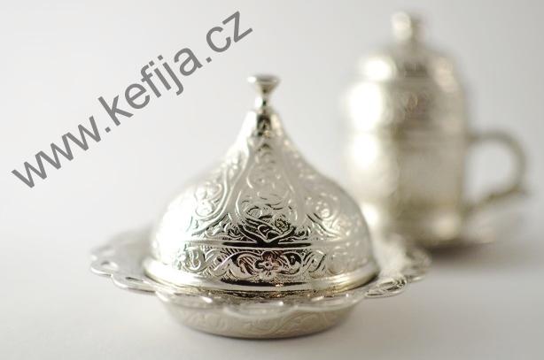 Rytinami zdobená sada v barvě jasného stříbra