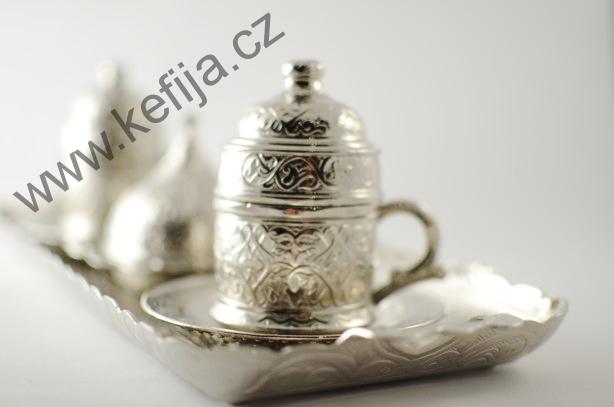 Rytinami zdobená sada v barvě jasného stříbra